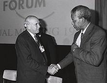 Nelson Mandela sert la main de De Klerk